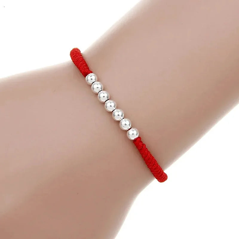 Pulsera Hilo Rojo con nudos y esferas plateadas